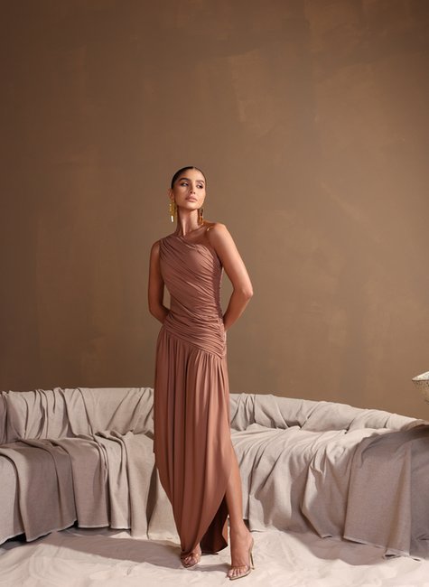 VESTIDO LONGO ASSIMÉTRICO BRUNA - AMÊNDOA