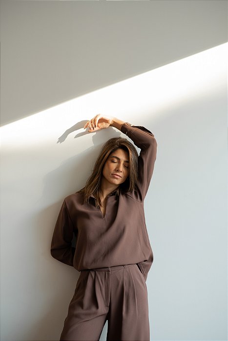 CAMISA DECOTE V MANGA LONGA CREPE MARROM