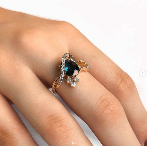Anel Ouro amarelo e charme do Topázio London com Diamantes