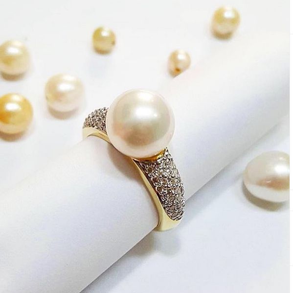 Anel Ouro Amarelo c/ pérola e diamantes.