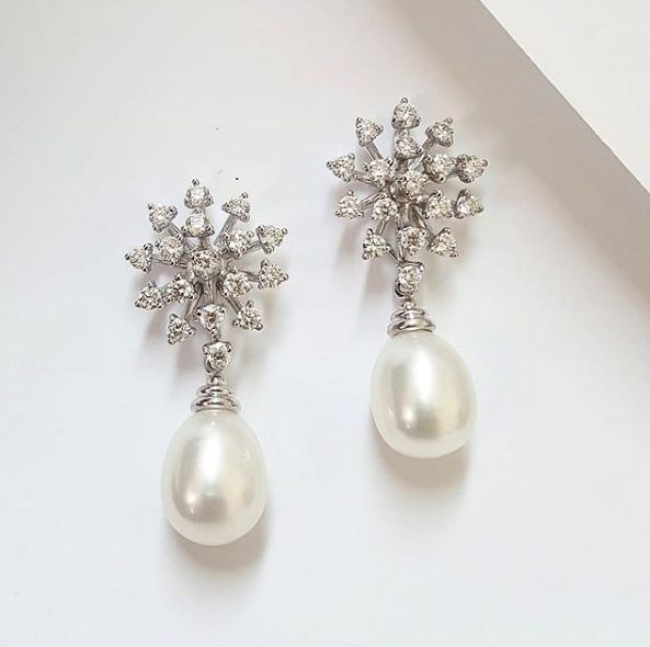 Brinco Chuveiro em Ouro Branco Pérolas e Diamantes
