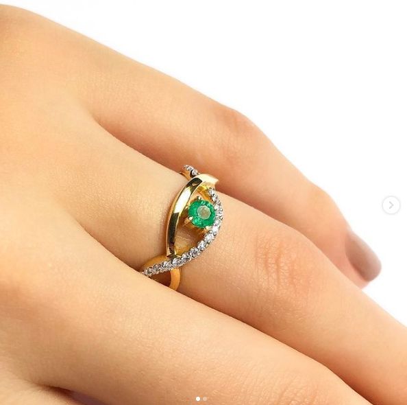 Anel Ouro Amarelo Com Esmeralda e Diamante