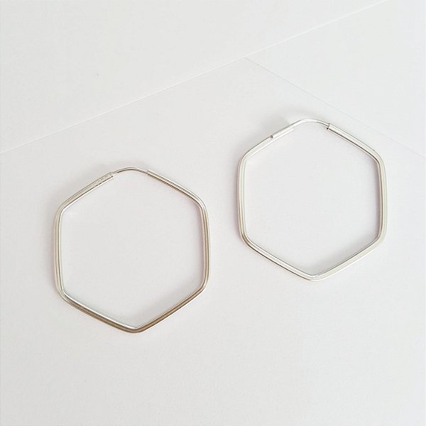 Argola lisa em Ouro Branco Sextavada / 24 mm