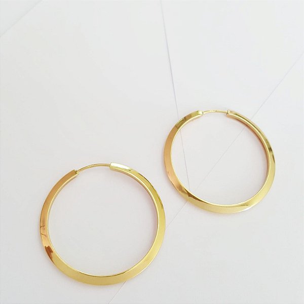 Argola Lisa em Ouro Amarelo Fio Chapado c/ Bico Triângulo / 38 mm