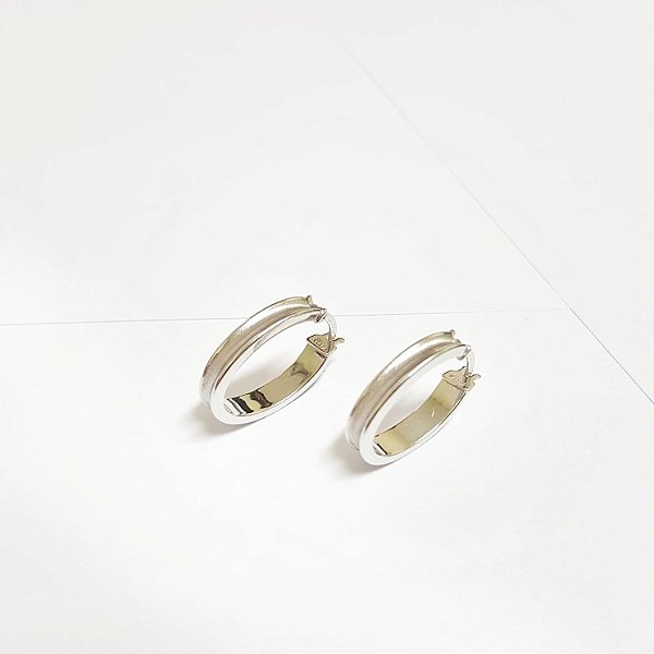 Argola Lisa Oval em Ouro Branco Côncavo / 19 mm