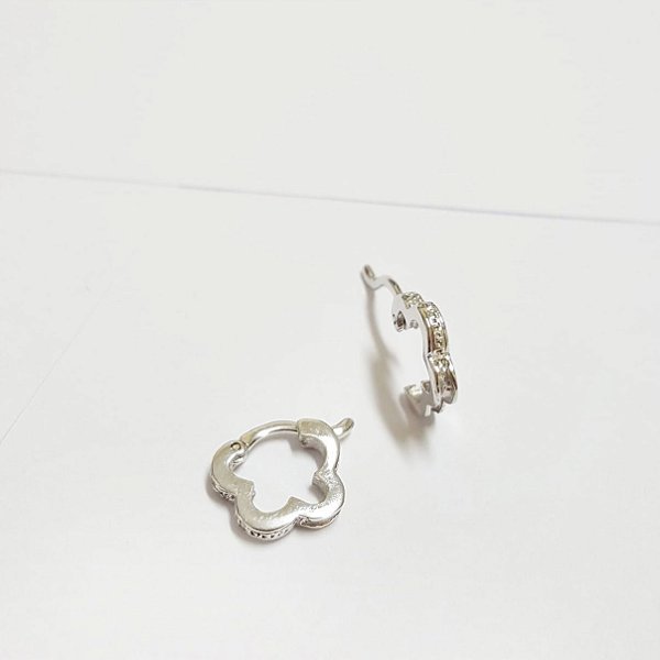 Argola  Flor Trabalhada c/ Diamantes em Ouro Branco  / 10 mm