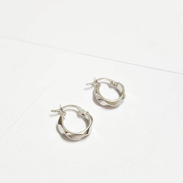 Argola Semi Torcida em Ouro Branco 11 mm