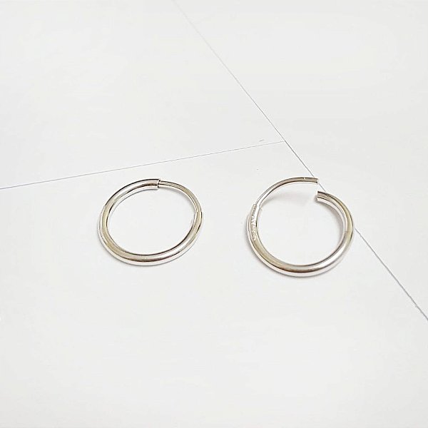 Argola Lisa em Ouro Branco Fio Arredondado / 11 mm