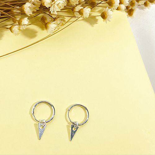 BRINCO ARGOLA PEQUENO TRIANGULO | BC0021