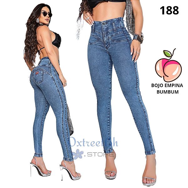 Calça azul claro cós alto empina bumbum