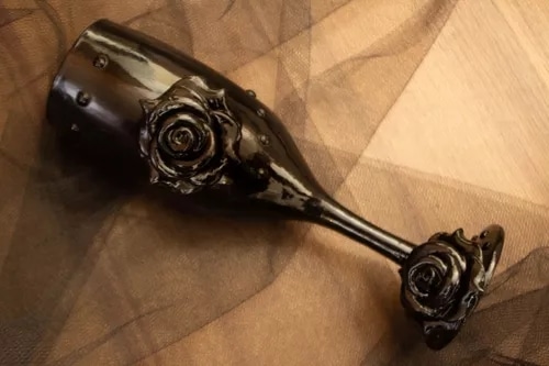 TAÇA DE VIDRO CHAMPANHE PRETO/ ROSAS PARA POMBAGIRA - 1013