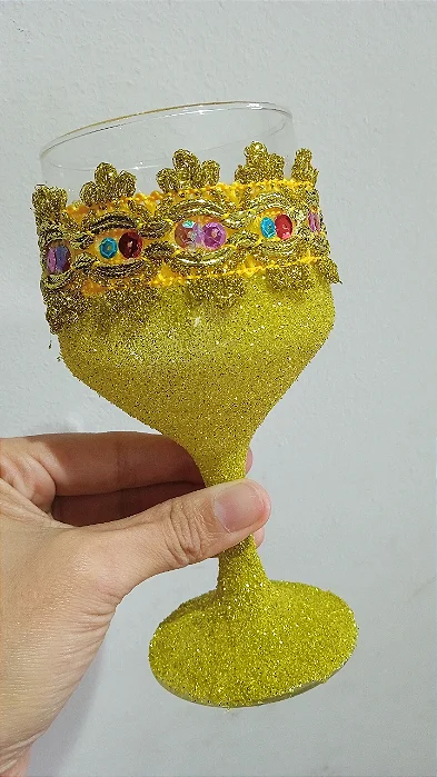 TAÇA DE VIDRO PERSONALIZADO COM GLITTER E APLIQUE DE TECIDO - AMARELO - 2029