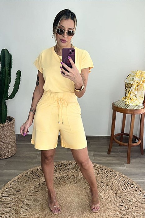 Conjunto de Blusa e Shorts Feminino em Moletinho