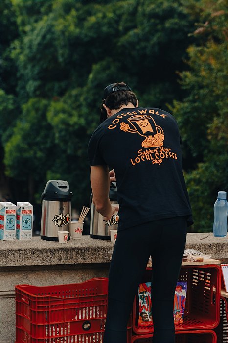 Camiseta Support your local Coffee Shop PRETA (Art by Renato Spadari)