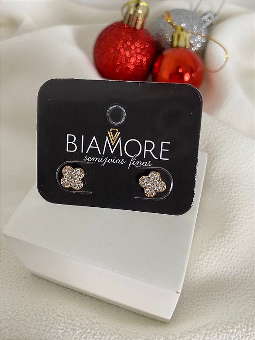 BRINCO TREVO CRAVEJADO CRISTAL