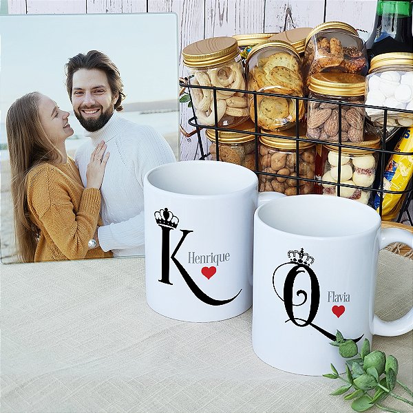 Kit de Casal Personalizado | Porta-Retrato de Vidro com Foto Estampada no Vidro + 2 Canecas + 2 Jogo Americano Coordenados Rei e Rainha