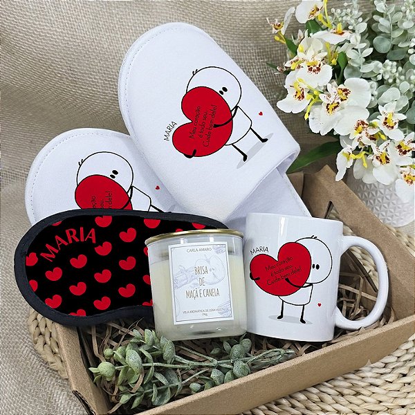 KIT STUDIO RELAX PREMIUM | CANECA BRANCA, PANTUFA, MÁSCARA DE DORMIR PERSONALIZADAS E VELA AROMÁTICA VEGETAL