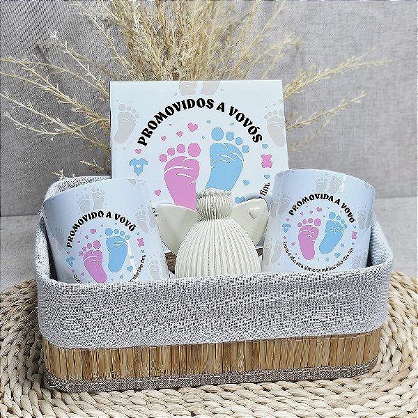 Kit Revelação de Gravidez Premium | Duo Canecas Alça Branca, Azulejo Fosco com Suporte MDF e Anjo Decorativo em Cesta de Bambu