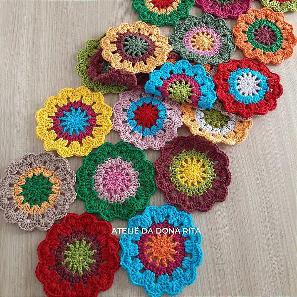 Trilho de mesa formado por flores coloridas