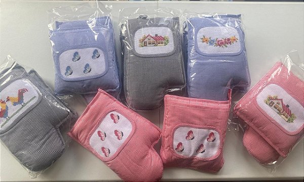 KIT DE LUVA BORDADA A MÃO COM DESCANSO PARA PANELAS