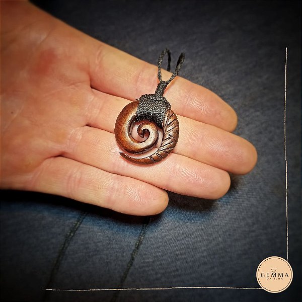 Amuleto Koru em madeira