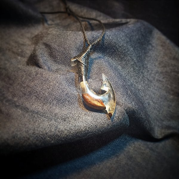 Anzol Maori Hei-Matau em resina