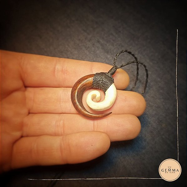Amuleto Koru em osso