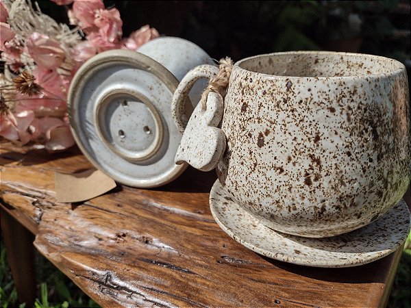 Conjunto de passar café em cerâmica (xícara, pires e coador)
