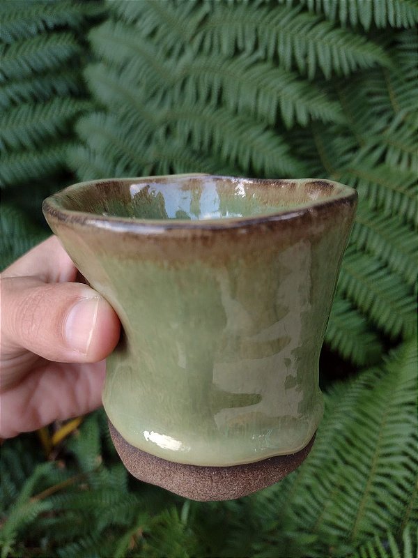 Copo de cerâmica verde esmaltado
