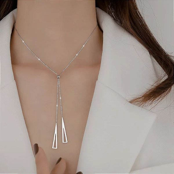 Colar de Prata 925 com pingente triangular.