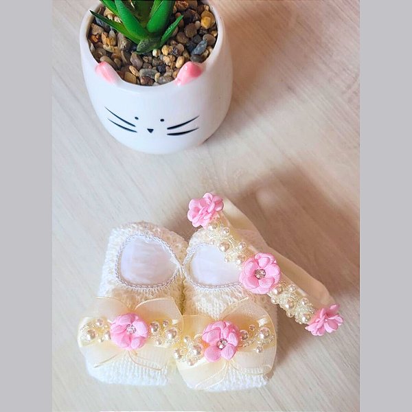 Kit Sapatinho + Faixa para Bebê Tricot Bordado com Pérolas e Flores