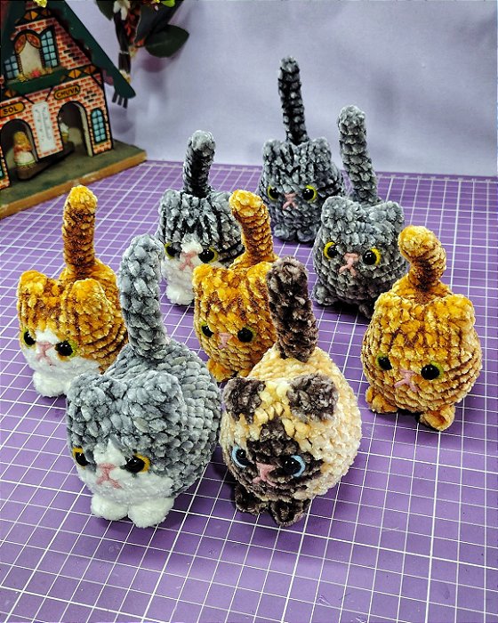 Gatos amigurumi pelúcia