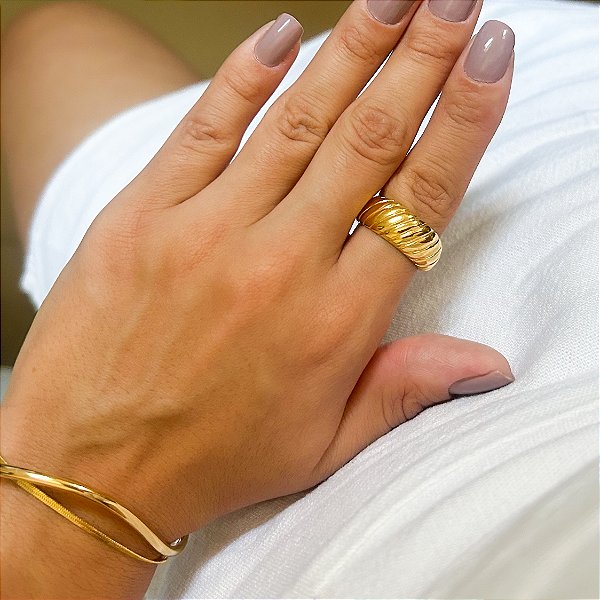 Anel Lari Bold com Listras em Banho Ouro18k