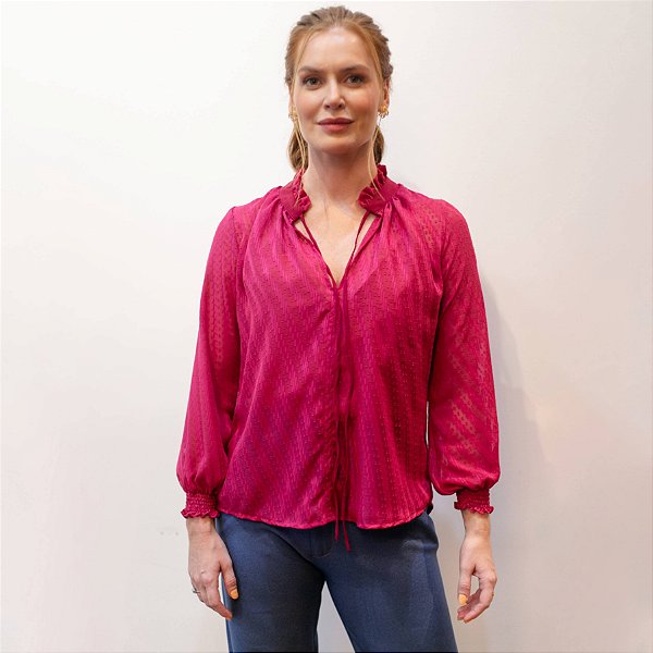 Blusa manga longa, com gola estilo vitoriana, tecido fluido levemente transparente punho em lastex - Blusa Cranberry.