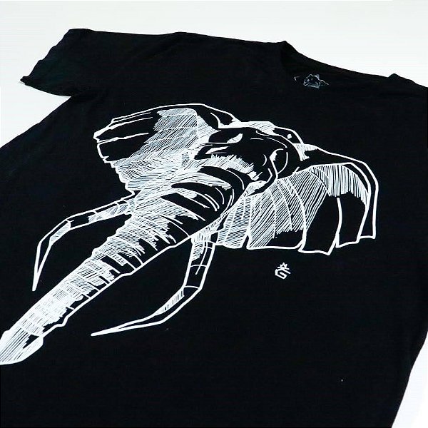 Camiseta preta. Elefante hachuras