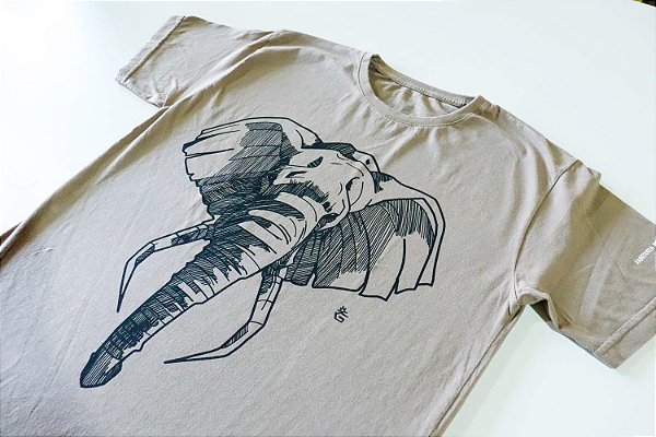 Camiseta bege. Elefante hachuras