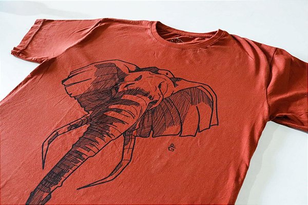 Camiseta bordo. Elefante hachuras