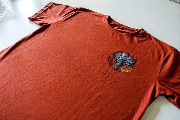 Camiseta bordo. Elefante caligrafitti