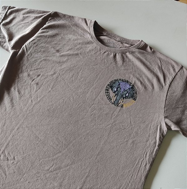 Camiseta bege. Elefante caligrafitti