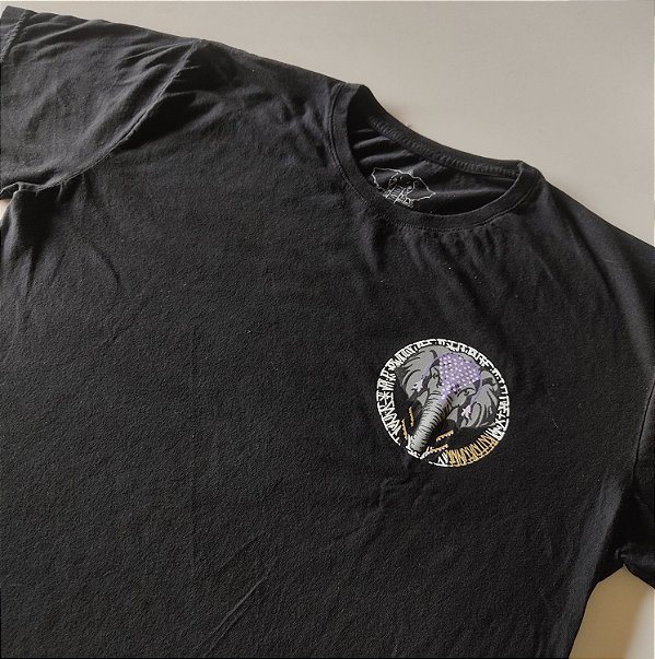 Camiseta preta. Elefante caligrafitti