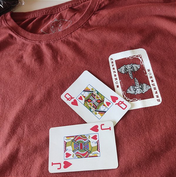 Camiseta bordo. Elefante carta coringa