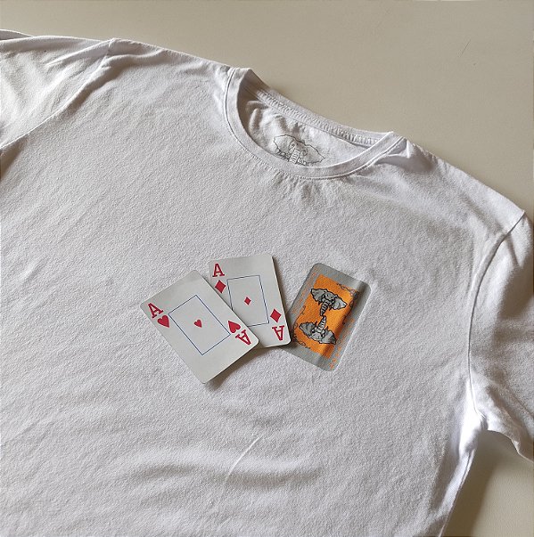 Camiseta branca. Elefante carta coringa