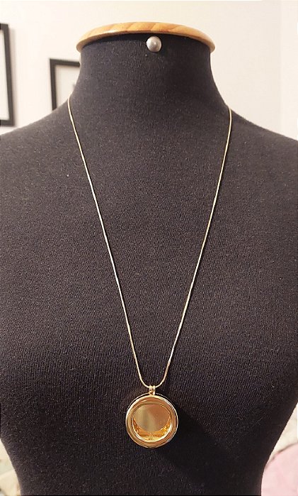 Colar tipo relicário redondo com corrente Banhada a ouro