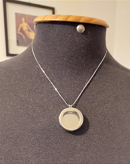 Colar tipo relicário redondo com corrente em prata 925