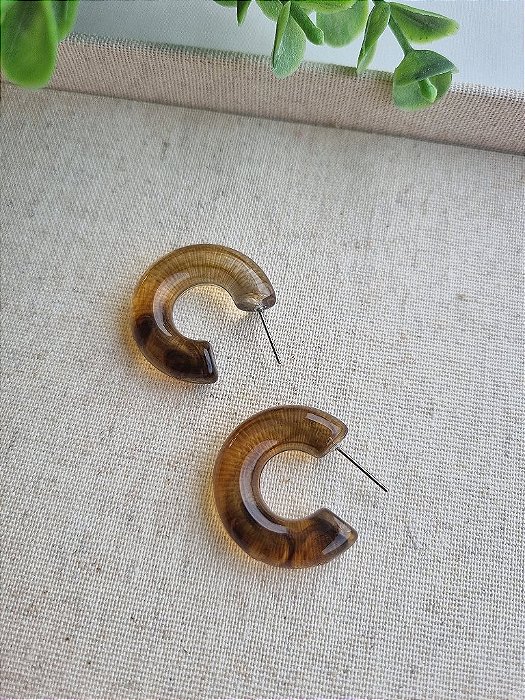 Brinco Resina Tartaruga Meia Argola