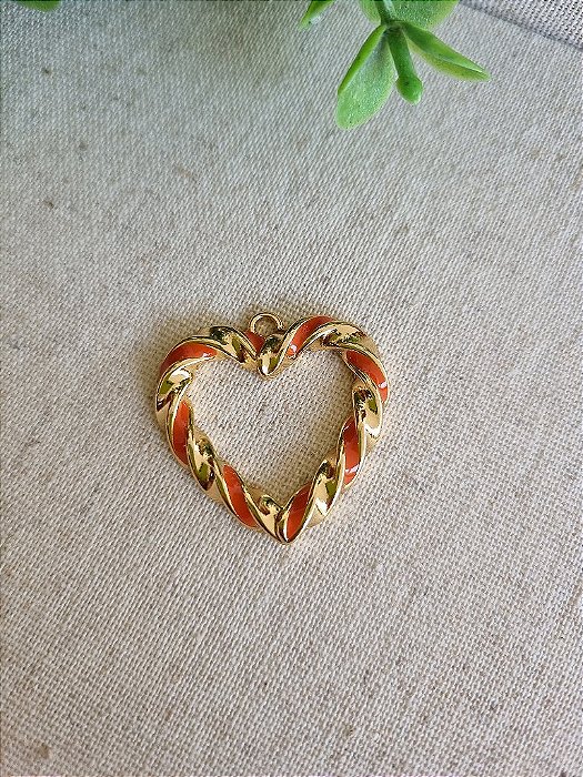 Pingente Coração Torcido Resinado Coral 30mm Ouro (un)
