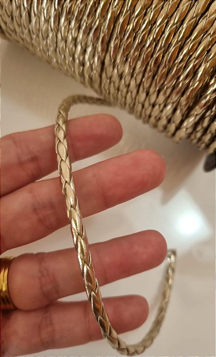 Cordão Couro Sintético Trançado Dourado 3mm (Metro)