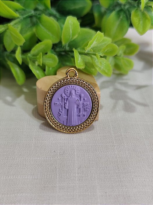 Pingente São Bento Ouro Resinado Lavanda (un)