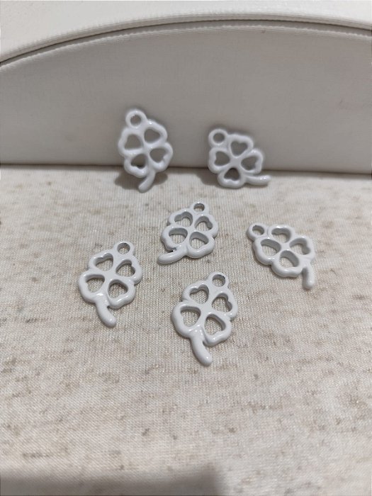 Pingente Trevo 23mm Resinado Branco (un)