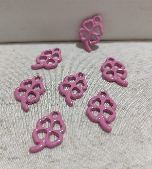Pingente Trevo 23mm Resinado Rosa (un)
